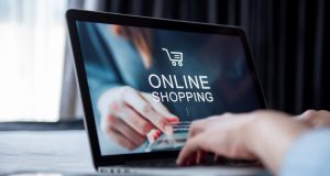 Implementarea plăților online cu cardul – de la opțional la vital pentru e-commerce e-commerce-online-shopping