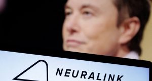 Neuralink, compania lui Elon Musk, a realizat primul său implant cerebral neuralink