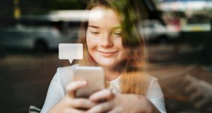 UE introduce un sistem de verificare a vârstei pentru protejarea minorilor online, fără colectarea datelor personale