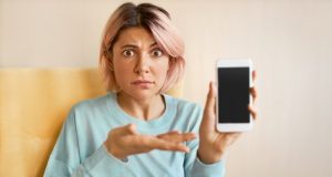Reguli noi în UE pentru telefoane: 5 ani de actualizări și standarde ridicate pentru baterii și rezistență