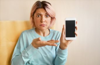 Reguli noi în UE pentru telefoane: 5 ani de actualizări și standarde ridicate pentru baterii și rezistență