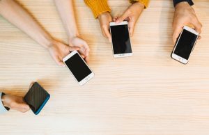 Top telefoane 2025: Apple ocupă primele poziții, Samsung rămâne principalul rival