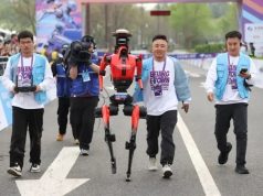 Un robot „alergător” câștigă semimaratonul de la Beijing și depășește recordul uman (VIDEO)