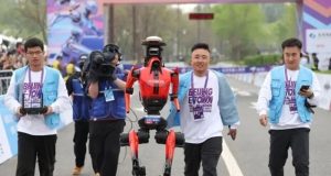 Un robot „alergător” câștigă semimaratonul de la Beijing și depășește recordul uman (VIDEO)
