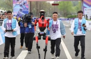 Un robot „alergător” câștigă semimaratonul de la Beijing și depășește recordul uman (VIDEO)