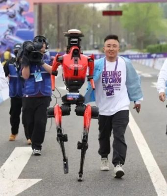 Un robot „alergător” câștigă semimaratonul de la Beijing și depășește recordul uman (VIDEO)