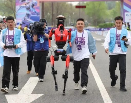 Un robot „alergător” câștigă semimaratonul de la Beijing și depășește recordul uman (VIDEO)