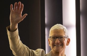 Sfârșitul unei ere la Apple: Tim Cook predă ștafeta după 15 ani în care a transformat compania într-un gigant de peste 4.000 de miliarde de dolari