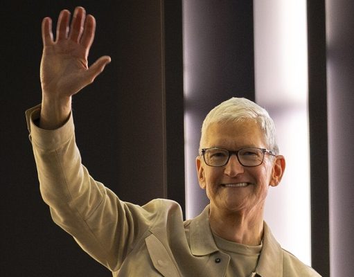 Sfârșitul unei ere la Apple: Tim Cook predă ștafeta după 15 ani în care a transformat compania într-un gigant de peste 4.000 de miliarde de dolari