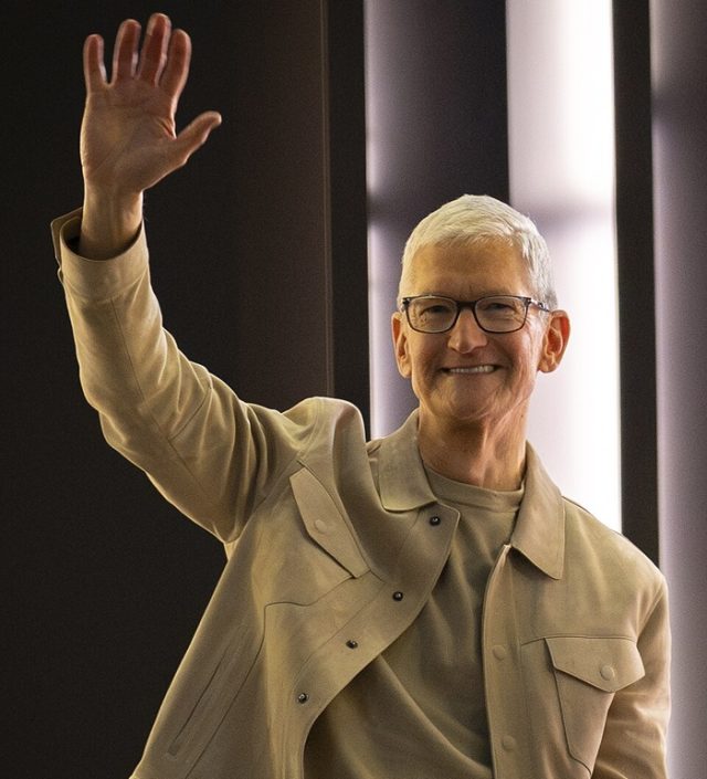Sfârșitul unei ere la Apple: Tim Cook predă ștafeta după 15 ani în care a transformat compania într-un gigant de peste 4.000 de miliarde de dolari